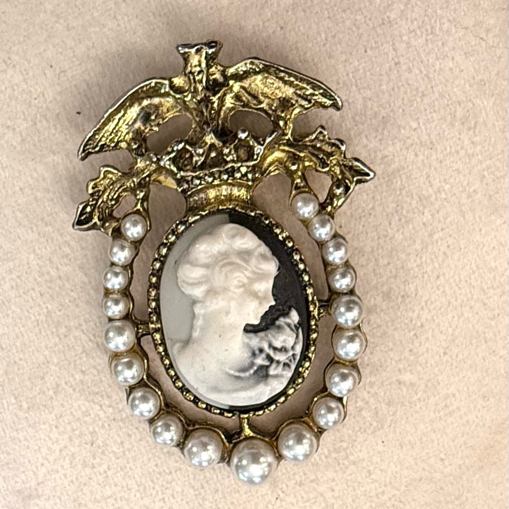 Vintage FLORENZA Victorian Brooch Black White Cameo Crown Gold Tone Faux Pearl